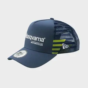 Convert-300Wx300H-PHO-HS-PERS-VS-139676-139034-3HS240036700-TEAM-CURVED-TRUCKER-CAP-SIDE-fertig-SALL-AWSG-V1