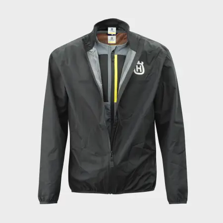 Media-PIM-1003043274-PHO-HS-PERS-VS-118505-3HS23001000X-GOTLAND-VEST-RAINJACKET-FRONT-SALL-AWSG-V1
