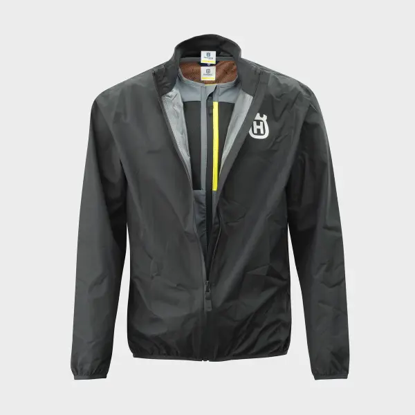 Media-PIM-1003043274-PHO-HS-PERS-VS-118505-3HS23001000X-GOTLAND-VEST-RAINJACKET-FRONT-SALL-AWSG-V1