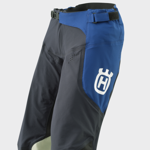 Media-PIM-1003041564-PHO-HS-CLOSEUP-118487-3HS23000950X-RAILED-PANTS-DETAIL-SALL-AWSG-V1
