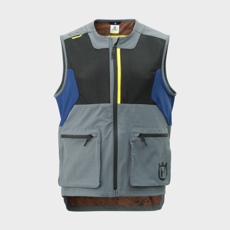 Media-PIM-1003043274-PHO-HS-PERS-VS-118504-3HS23001000X-GOTLAND-VEST-FRONT-SALL-AWSG-V1