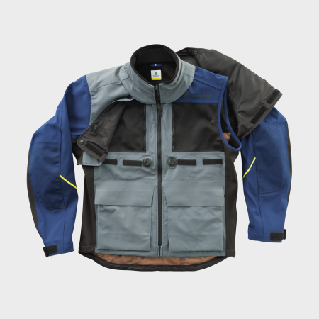 Media-PIM-1003043241-PHO-HS-PERS-VS-118497-3HS23000980X-GOTLAND-JACKET-DETAIL-SALL-AWSG-V1